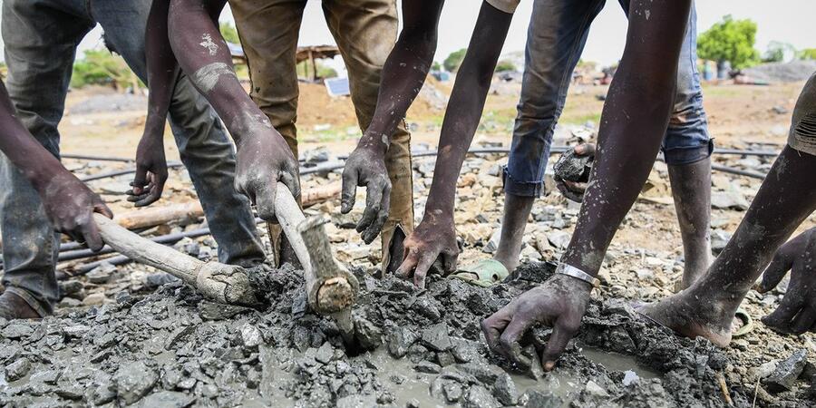 UN Photo IOM-Alexander Bee. Gold mining in West Africa